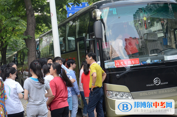 成都第三中学乘风破浪，放飞梦想