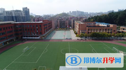 贵阳市第三十四中学2021年宿舍条件怎么样呢?学校环境是同学们能够好好学校的基本条件，尤其是宿舍条件，同学们的生活比较单一，两点一线，教室、食堂、宿舍，上课时间基本在教室，所以，很多的学生对于学校宿舍是非常看重的哦。  贵阳市第三十四中学2021年宿舍条件 学生宿舍为6人间宿舍，有书桌有一个小阳台，有独立卫生间。学校食堂均能设置粗加工、切配、烹饪、面点制作、餐用具清洗消毒、备餐、原料库房等加工操作场所。  贵阳市第三十四中学简介 建校以来，学校以优异的成绩赢得了社会各界的高度赞誉，为将学校打造成为一所“人民满意的优质学校”，贵阳市第三十四中学本着“以师生发展为本、为师生幸福奠基”的办学理念，扎实推进改革。  以“养成教育打基础、良好行为促发展”为行动指南，严抓学生的生活习惯和学习习惯，营造“养习立品、善思敏行”的学风;以“教师水平决定学生水平”为鞭策，严抓师德师风、落实教学常规，树立“正身率物、乐教启智”的教风。学校文化是无声的课堂，是一种隐性的教育力量，只有优秀的学校文化才能孕育出优秀的学校教育。  学校文化建设对改善育人环境、积淀文化底蕴、提升文化品位等具有十分重要的意义。新世纪以来，随着国家基础教育课程改革的施行，学校文化建设已然成为推动新课程实施的重要基础和保障。学校重视文化发展，大力提升文化品位。  在学校文化建设过程中，学校立足自身实际，举全校之力，集众人之智，继承之中求创新，形成了一套以“力行”为核心，以养成教育为主线的教育理念，丰厚了学校内涵，彰显着办学特色。  小编给同学们整理了学校的宿舍条件，由于现在生活水平提高，学校的环境都不会太差，基本保障是没有问题的，一般为上下铺、有衣柜、卫生间、热水等基本供应没有问题，所以，同学们自己是可以放心报读的哦。